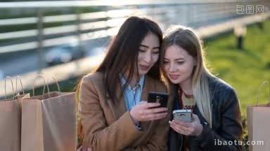 <strong>快乐</strong>的多种族的女友们在日落时分用手机在户外看网上的媒体内容，兴高采烈的少女们在购物后看视频